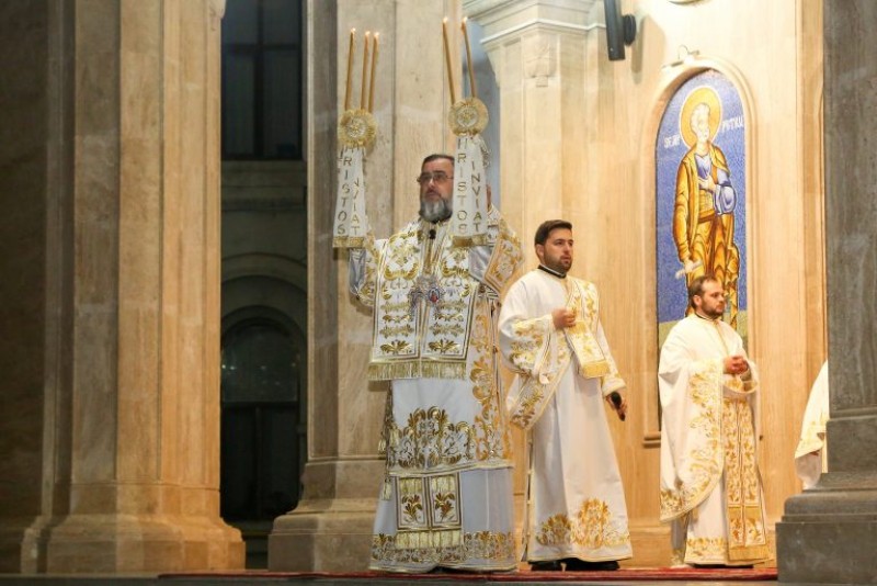 ÎPS Teodosie nu e singurul episcop care a săvârșit slujba de Înviere în noaptea de marți spre miercuri