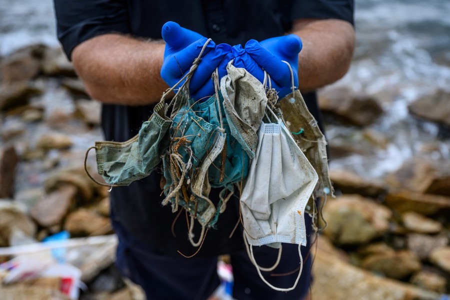 „Mai multe măști decât meduze”: Deșeurile Covid ajung în oceane