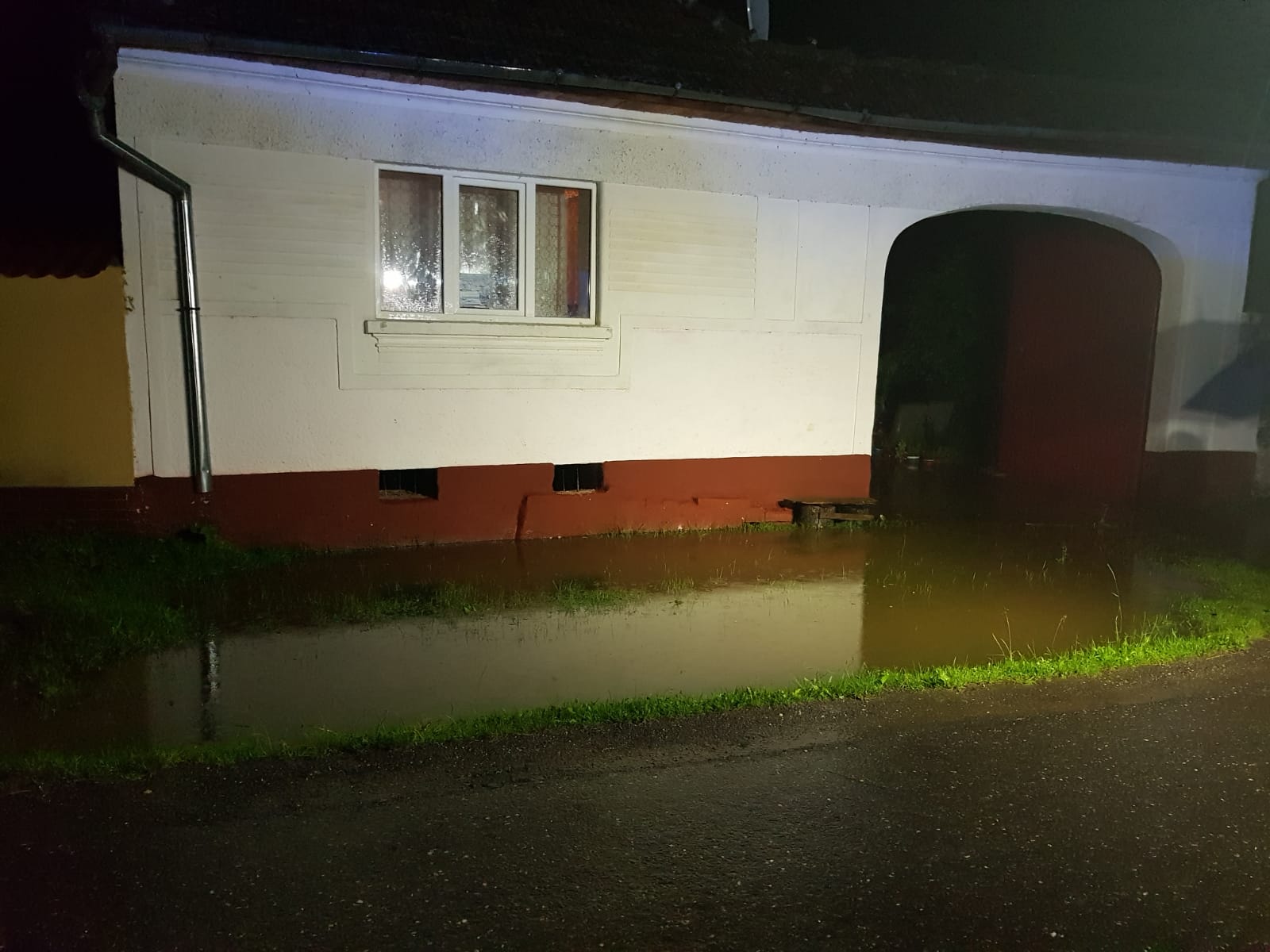 VIDEO 11 localități din județ, afectate de inundații. Pompierii au evacuat toată noaptea apa din subsolurile caselor – Biz Brasov