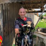 Un pisoi care a căzut într-o fântână adâncă de 25 de metri a fost salvat și adoptat de pompierii din Brașov