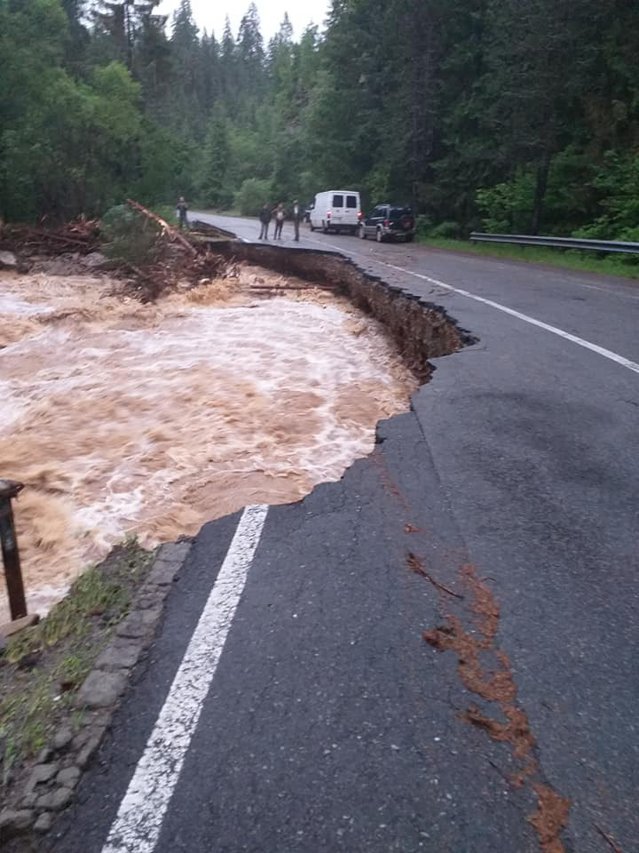 VIDEO Un drum naţional din judeţul Cluj a fost rupt de ape/  Ploile  puternice au afectat şi un drum din Hunedoara