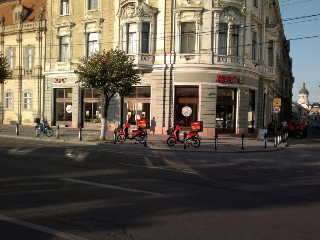 Încă 5 ani în centrul Clujului! Ce chirie plăteşte KFC, Panemar sau librăria de pe Maniu pentru spaţiile Primăriei