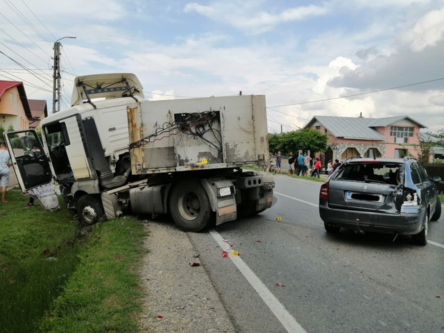 FOTO | Doi pietoni, răniţi grav în Dâmboviţa, acroşaţi de remorca unui camion