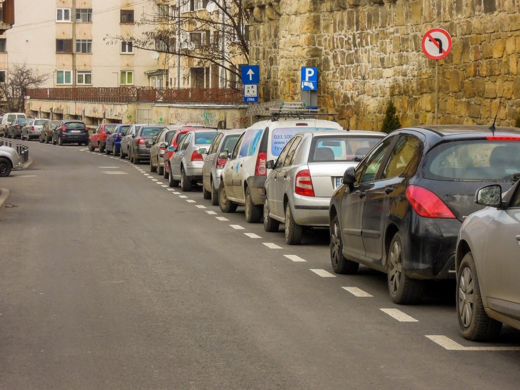 Noul regulament pentru închirierea locurilor de parcare, votat în Consiliu Local