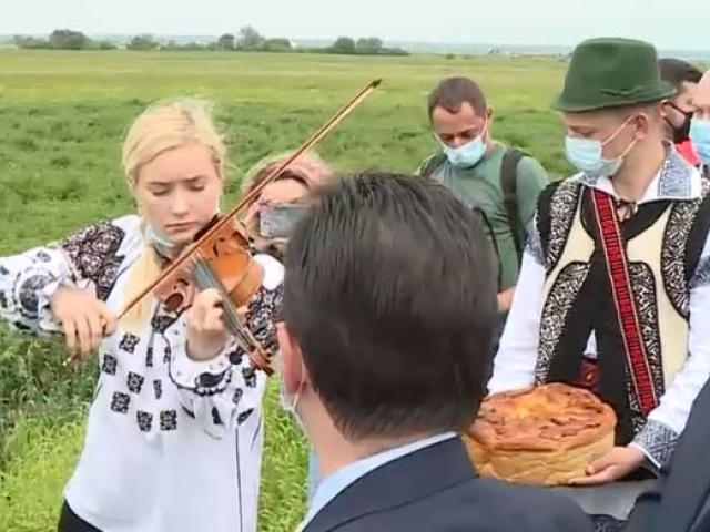 VIDEO | Ludovic Orban, primit pe acorduri de vioară pe centura Rădăuțiului