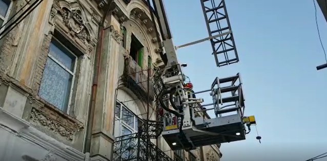 Un tânăr din Drobeta Turnu Severin a căzut de la mansarda casei în care locuia, după ce balconul s-a rupt