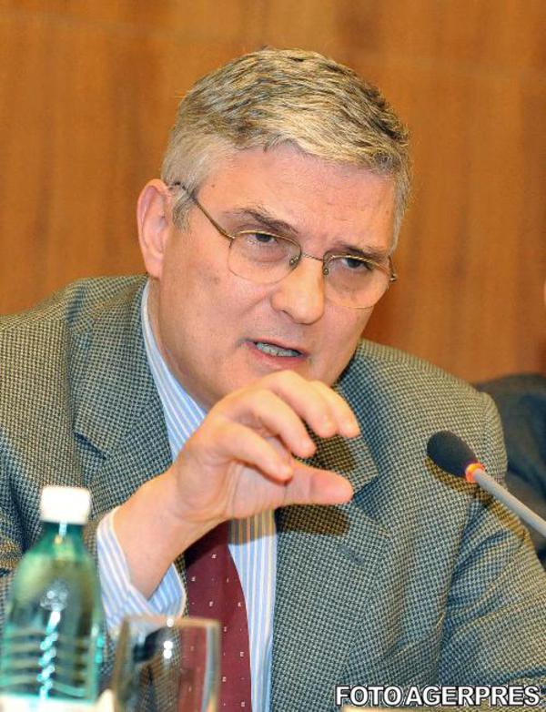 Daniel Dăianu: Scăderea economică prognozată de 1,9% nu este plauzibilă/ O situație stranie: bănci centrale cumpără junk