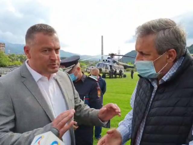 Scandal la inundații: Ministrul Vela, hărțuit de un senator PSD pe modelul „Bădulescu” în timpul vizitei într-o zonă afectată de ape
