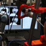 Un robot care recoltează probe pentru depistarea coronavirusului, dezvoltat de cercetători..
