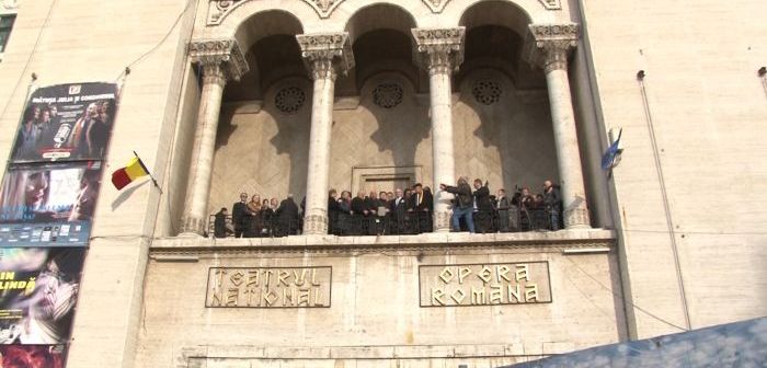 Au sunat sirenele, din nou, in Piata Operei din Timisoara, pe 20 Decembrie. Revolutionarii au strigat iarasi ‘Jos comunistii!’ | OpiniaTimisoarei.ro