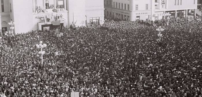 Timisoara devenea primul oras liber de comunism din Romania, pe 20 Decembrie 1989. Zeci de mii de muncitori ieseau din fabrici si umpleau Piata Operei | OpiniaTimisoarei.ro