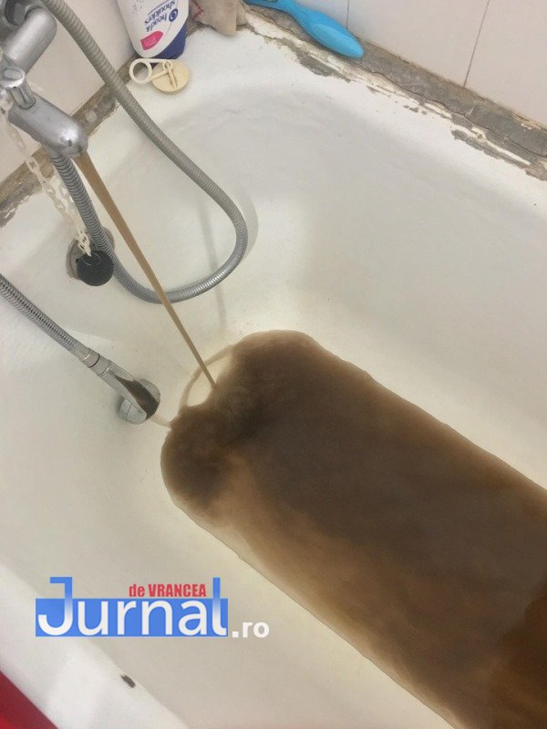 Cetățenii din Adjud se plâng că din robinete curge apă ca la Techirghiol! | Jurnal de Vrancea – Stiri din Vrancea si Focsani