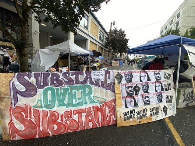 Protestatarii au blocat o stradă din Seattle cu bariere improvizate