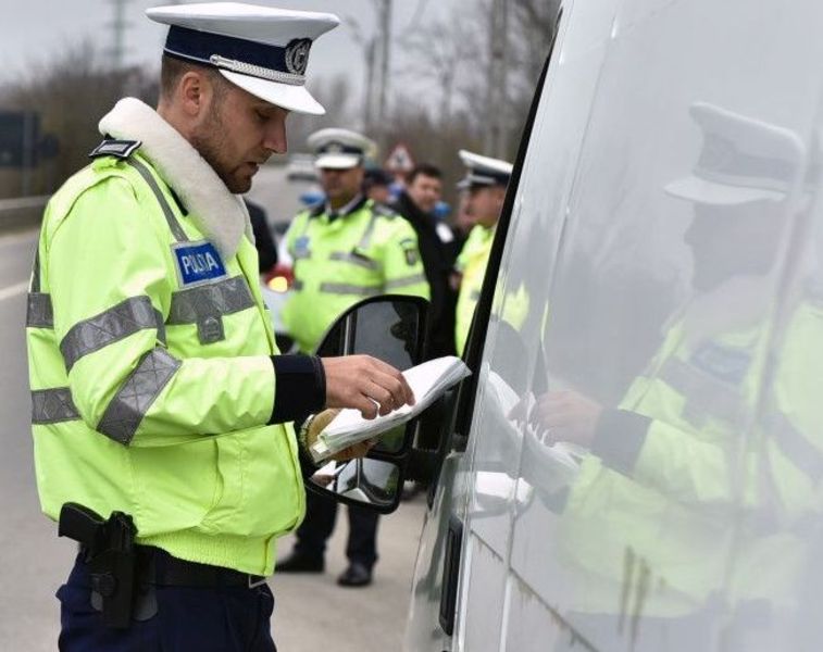 Atenție la polițele RCA emise electronic: Poliția le vrea pe suport de hârtie, în original, iar amenzile pot ajunge la mii de lei