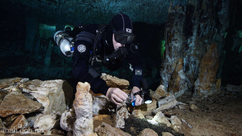 O tabără de extragere a ocrului din epoca glaciară, descoperită sub apă într-o peşteră din..