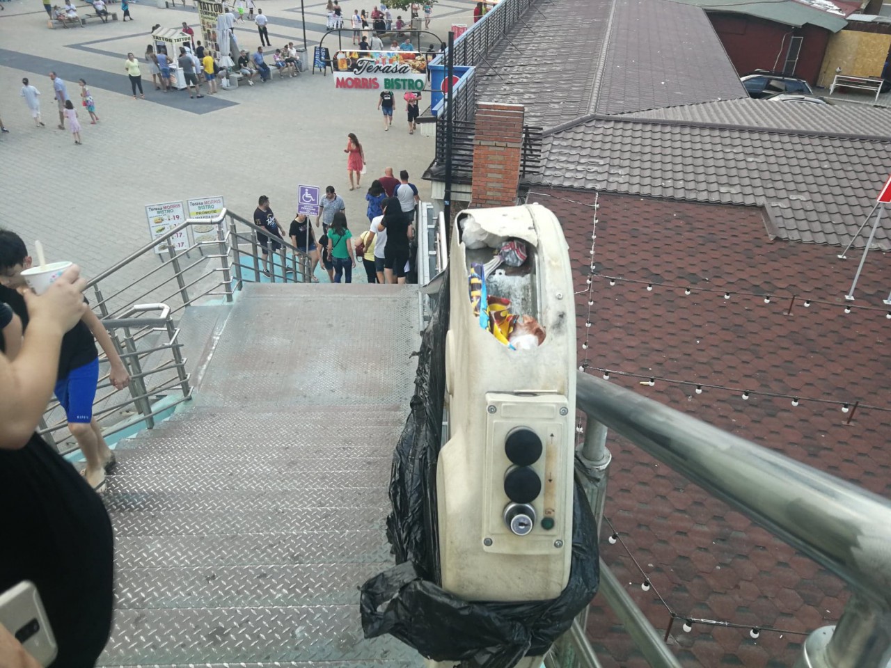 O persoană cu dizabilități, blocată în liftul de la pasarela de la Satul de Vacanță