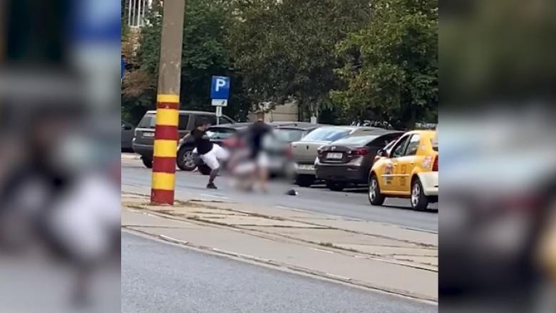 Scene șocante: Taximetrist bătut și jefuit de doi tineri