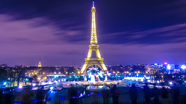 Parisul impune obligativitatea purtării măştii în spaţiile deschise