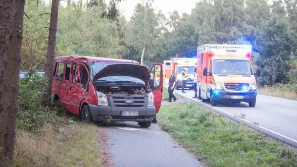 Cetățeni români, implicați într-un accident rutier în Germania. În loc să sune la 112, și-au chemat rudele