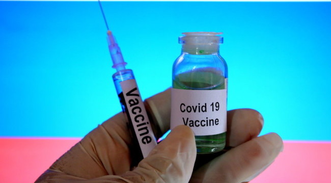 Vaccinul anti COVID-19 care va fi folosit și în România a intrat în faza a treia de testare. Este injectat unor voluntari