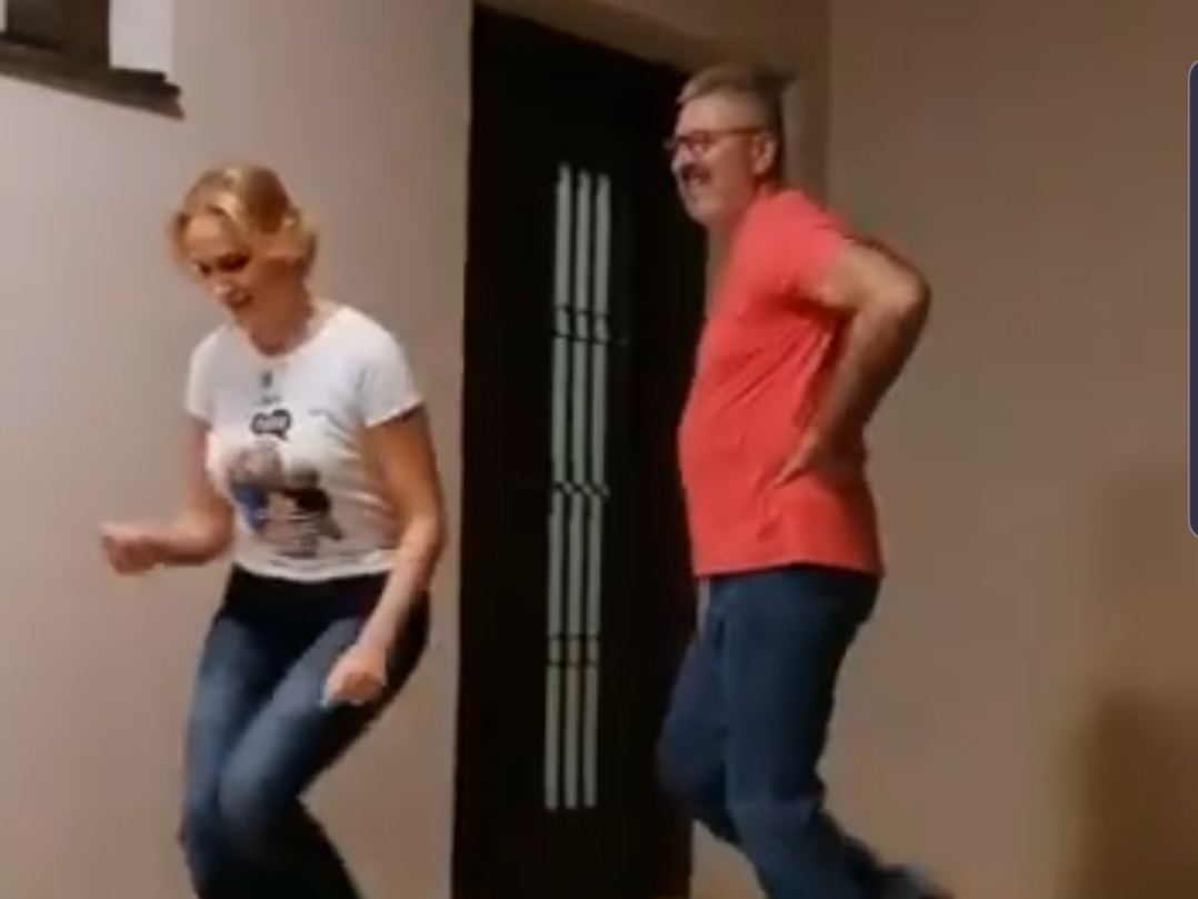 Întrebarea zilei: cine este moșul care dansa cu Firea?