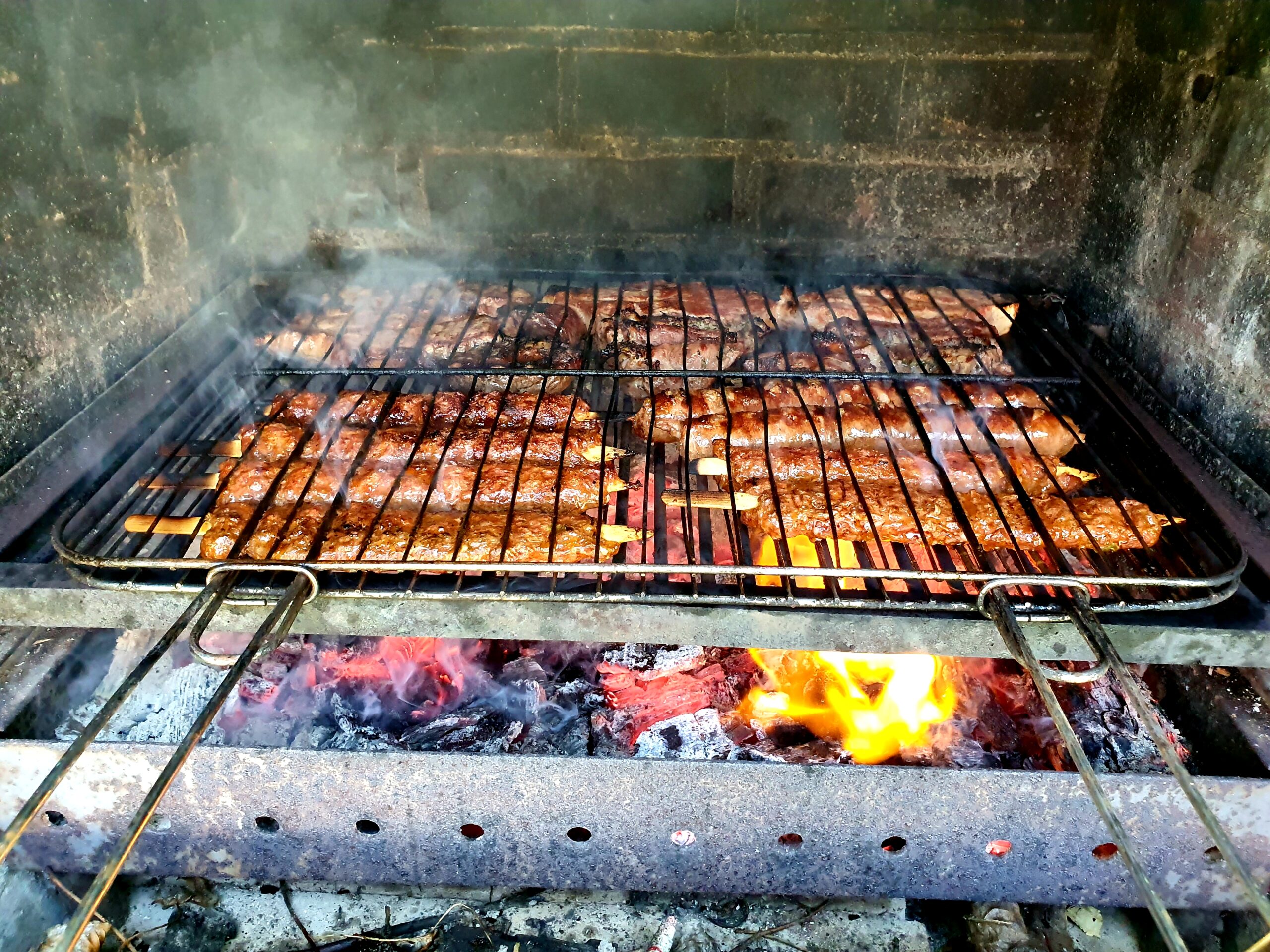 Street Food Tunari, sau unde poți mânca cel mai bun grătar din București