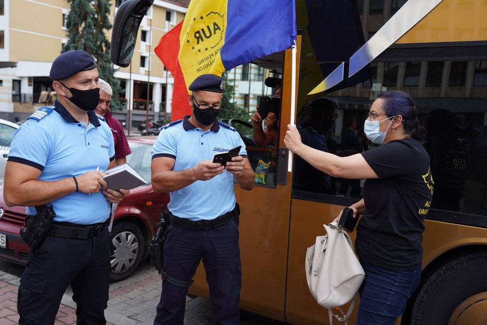 Câinii lui Vela puși să amendezi patrioții români din AUR. Dar cu interlopii cum e?