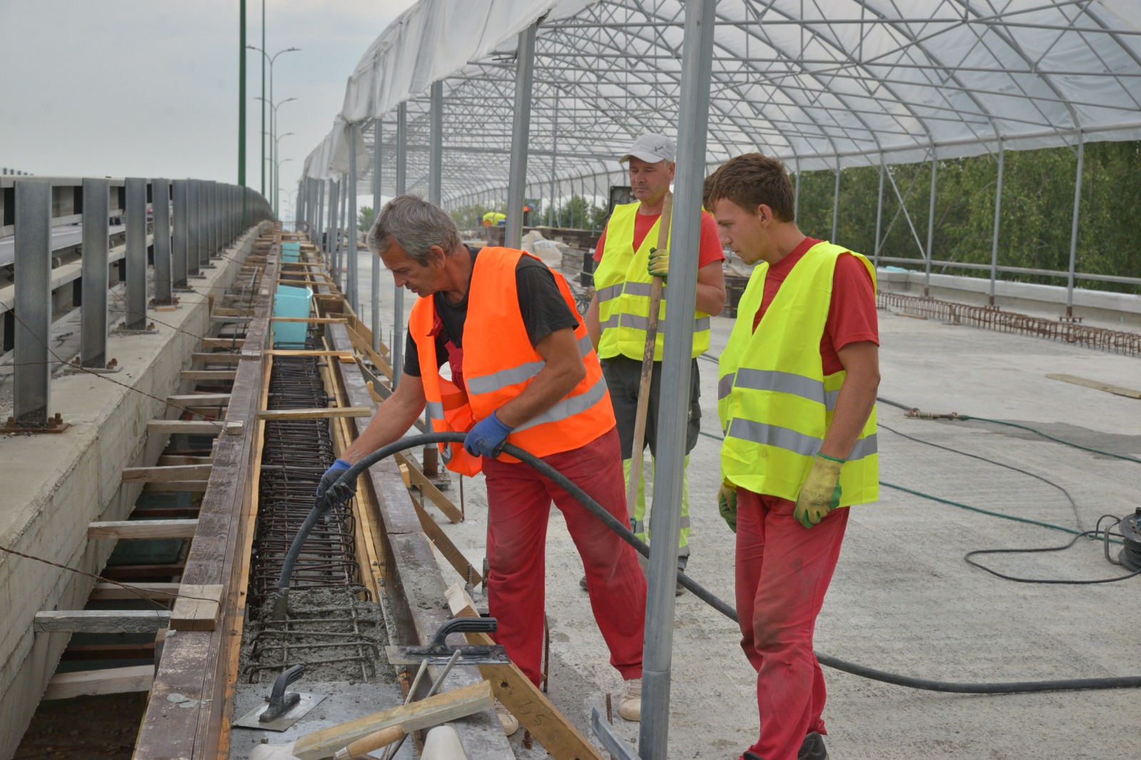 Primul tronson al Pasajului Fartec va fi finalizat „la cheie”, în următoarele două săptămâni. Urmează ridicarea în întregime a podului, 1.600 de tone, pentru a se ajunge la nivel cu calea de rulare – Biz Brasov