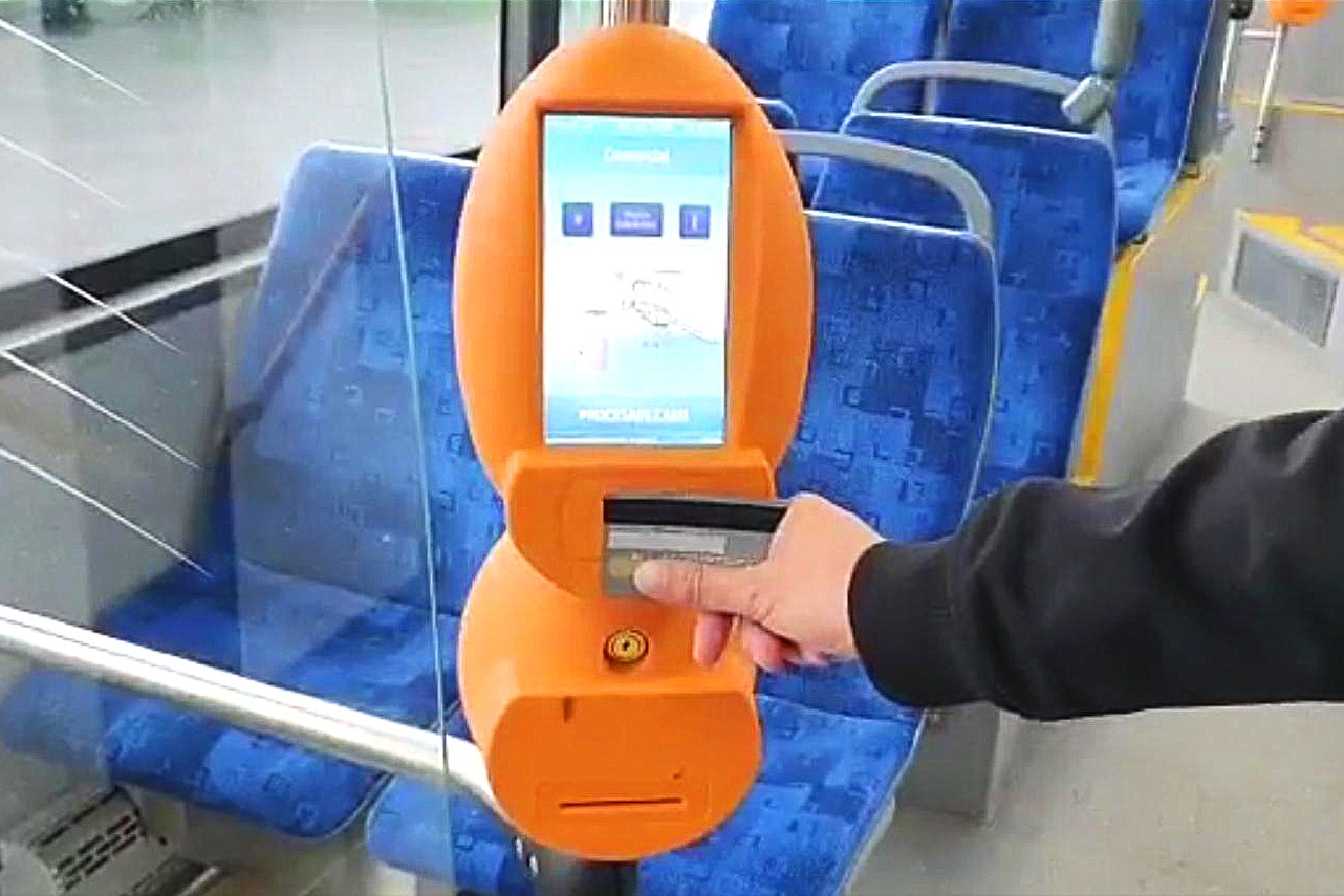 VIDEO Brașovenii vor putea să își cumpere bilete RATBV direct din autobuz, cu ajutorul cardului bancar contactless sau a telefoanelor mobile care permit plata – Biz Brasov