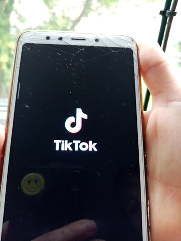 TikTok avertizează că un clip video cu o sinucidere circulă online
