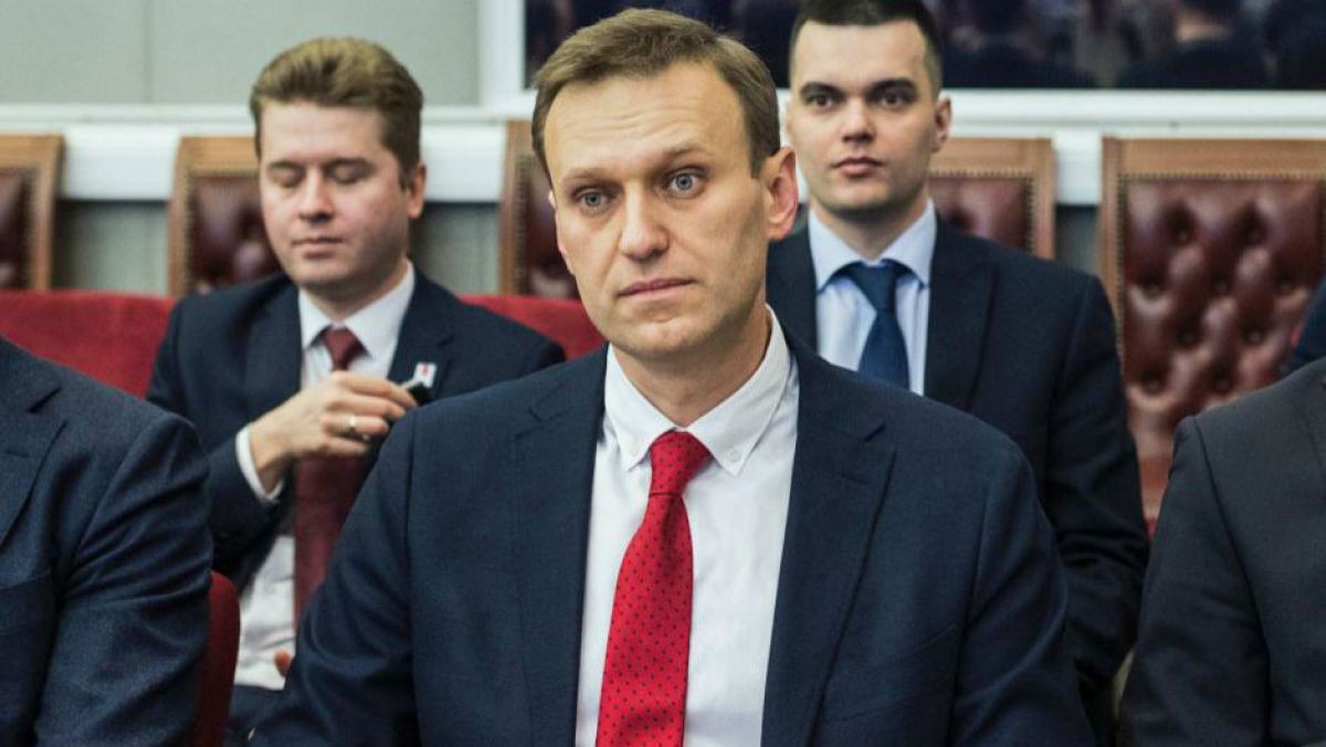 Starea lui Navalnîi continuă se îmbunătăţească, fiind capabil să coboare din pat
