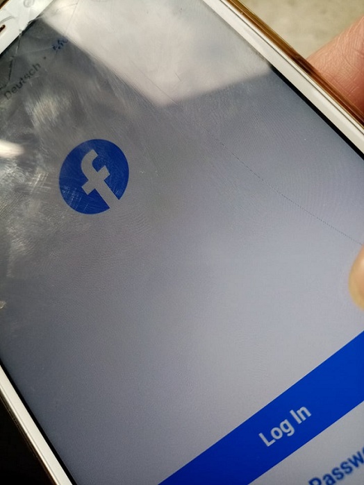 Facebook plătește sute de mii de utilizatori pentru a-și dezactiva aplicația