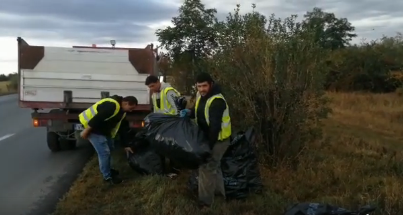 VIDEO: Munți de gunoaie adunate de pe marginea E85 de lucrătorii de la CUP Salubritate | Jurnal de Vrancea – Stiri din Vrancea si Focsani