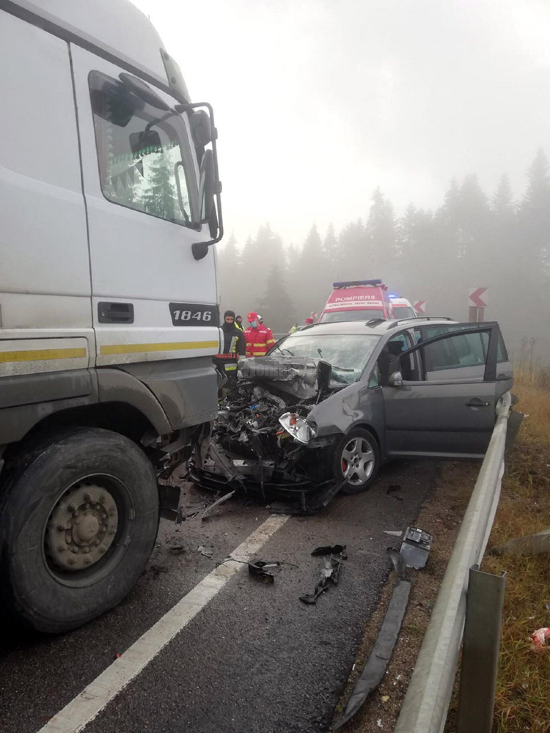 Un barbat mort si trei persoane ranite dupa ce autoturismul cu care circulau a intrat intr un tir