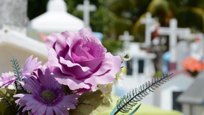 Accesoriile si articolele funerare pentru inmormantare. Ce sunt si de ce sunt importante? ©