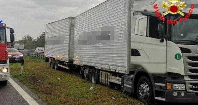 Un șofer român de TIR a murit lângă cabină, pe mijlocul autostrăzii, în Italia. Ultimul lui gest i-a impresionat pe italieni