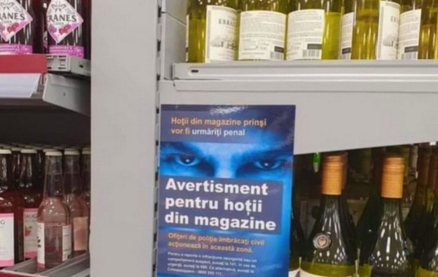 “Pentru hoţii din magazine”: Un cunoscut lanţ de hypermarketuri din Londra a pus un afiş în limba română