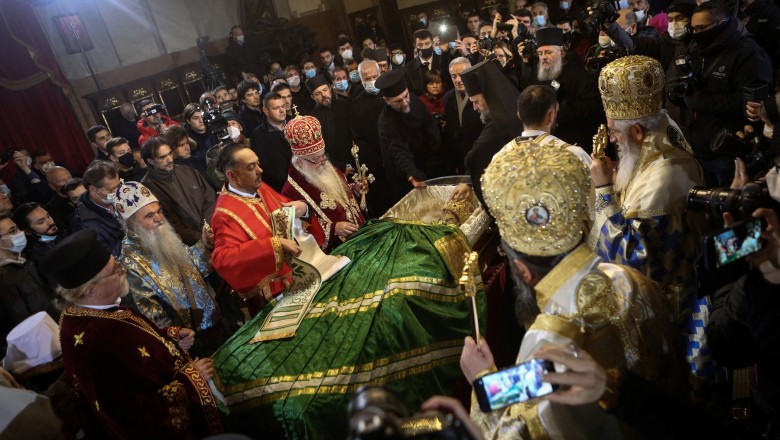 Mii de credincioşi sârbi au ignorat pandemia și au venit la catafalcul patriarhului Irineu