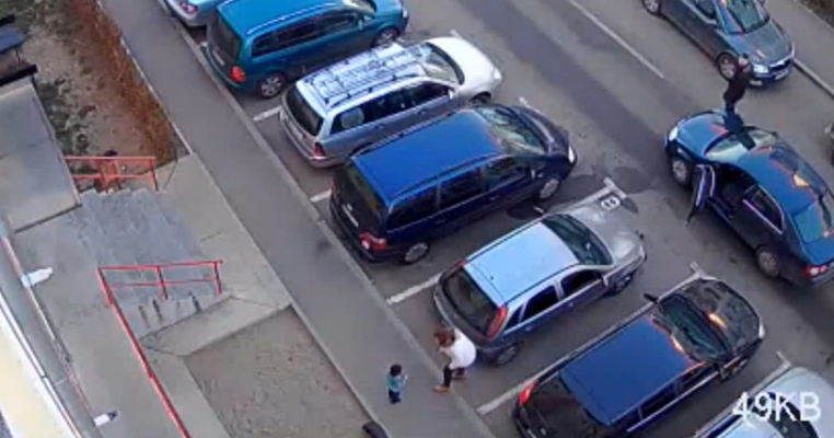 VIDEO. Momentul când o șoferiță din Bistrița lovește un copil cu mașina și apoi îl ceartă
