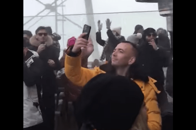 VIDEO Petrecere în Poiană, în Postăvarul. Oamenii nu respectă regulile de protecție și distanțare – Biz Brasov
