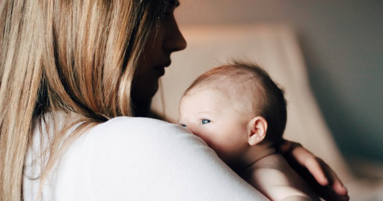 O femeie a născut la 4 ore după ce a aflat că este însărcinată