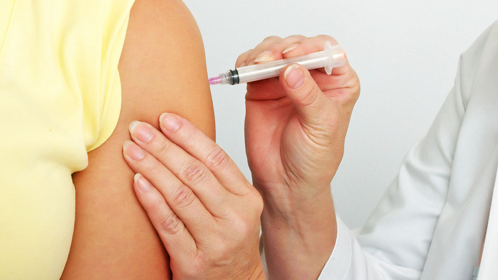 Ce primești după ce te vaccinezi anti-Covid: la ce ajută adeverința în română și în engleză