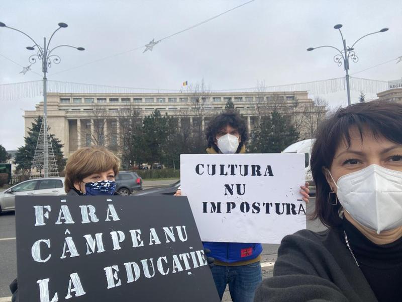 FOTO Tudor Chirilă, Carmen Uscatu și Oana Gheorghiu (Dăruiește Viață), protest în Piața Victoriei față de numirea lui Sorin Cîmpeanu la Ministerul Educației: “Crăciun Jefuit”