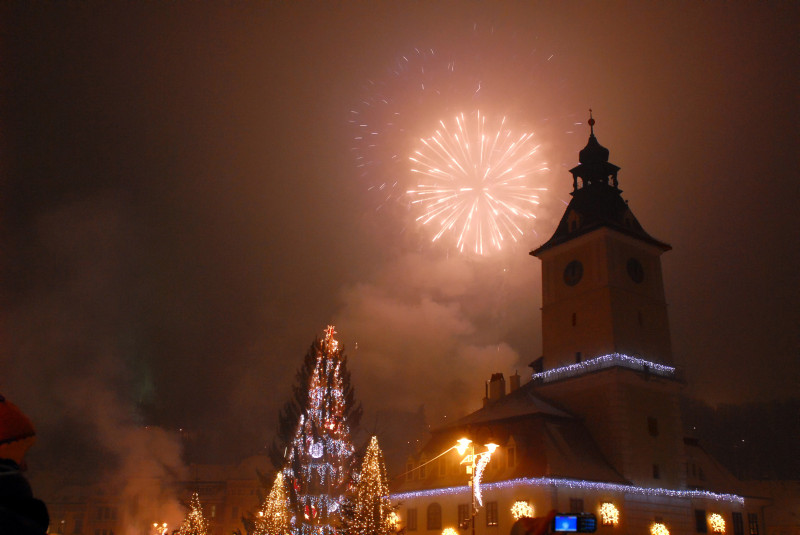 Brașovenii din Astra, Noua și Răcădău vor vedea artificiile Primăriei pe Facebook. Ceilalți le vor vedea de pe geam – Biz Brasov