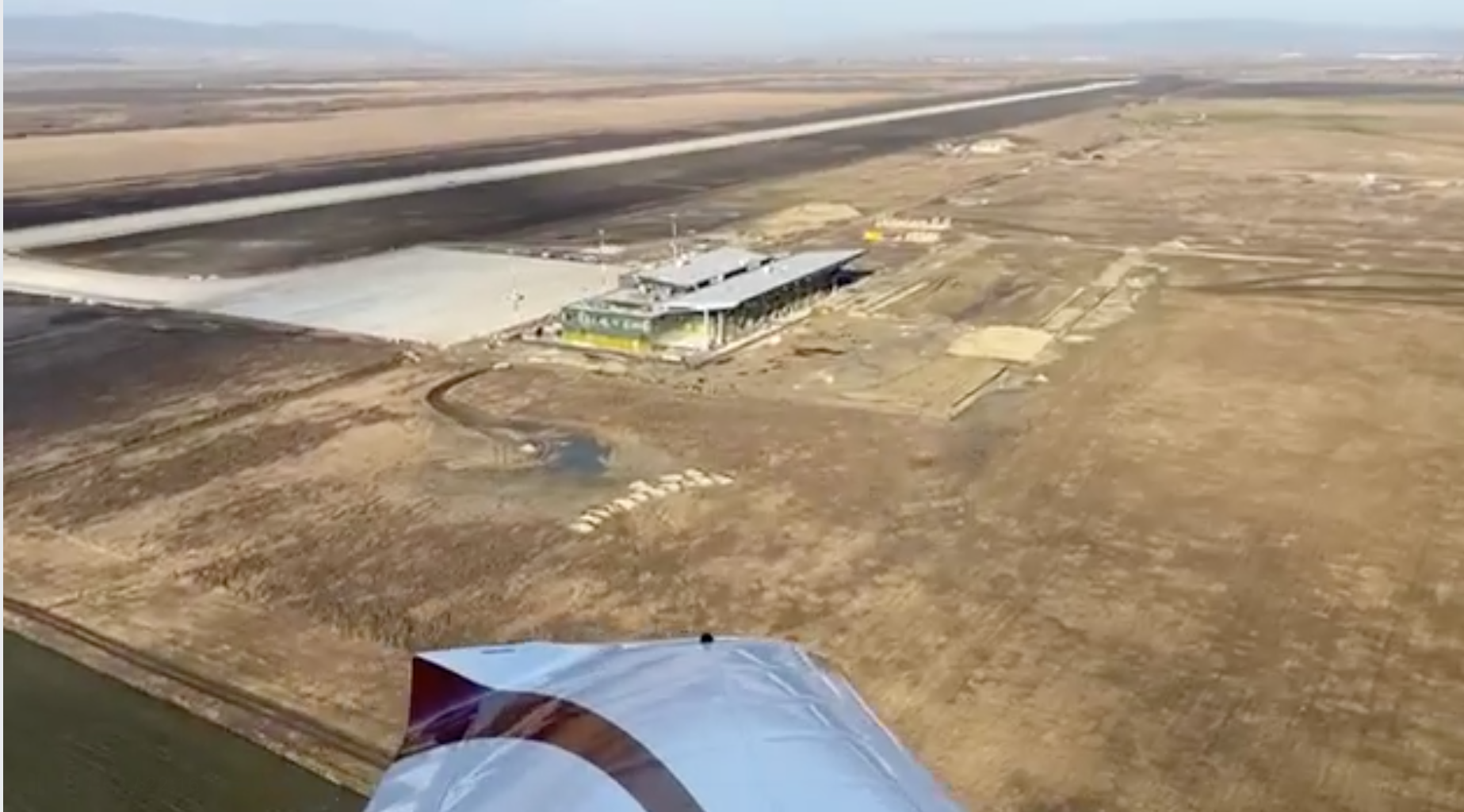 VIDEO Inspecție aeriană, la final de an, pe șantierul aeroportului. „În 2021, vom scrie o pagină de istorie pentru aviația română și vom avea funcțional primul aeroport construit de la zero după anul 1974 în România” – Biz Brasov