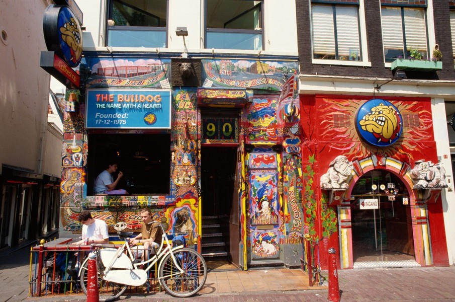 Amsterdamul vrea să interzică accesul turiștilor în magazinele cu marijuana