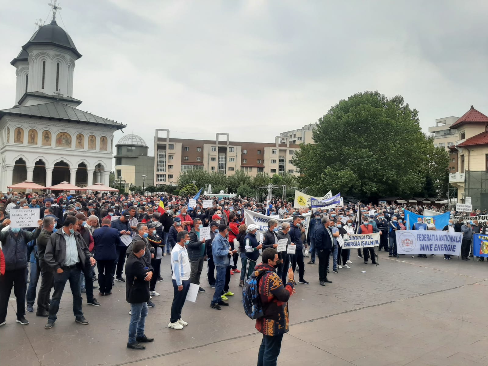 Târgu Jiu: Peste 800 de angajați ai CEO protestează în Piața Prefecturii