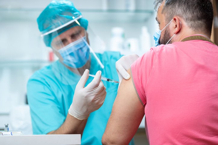 Angajaţii care se vaccinează anti-COVID sau își vaccinează copiii pot primi trei zile libere