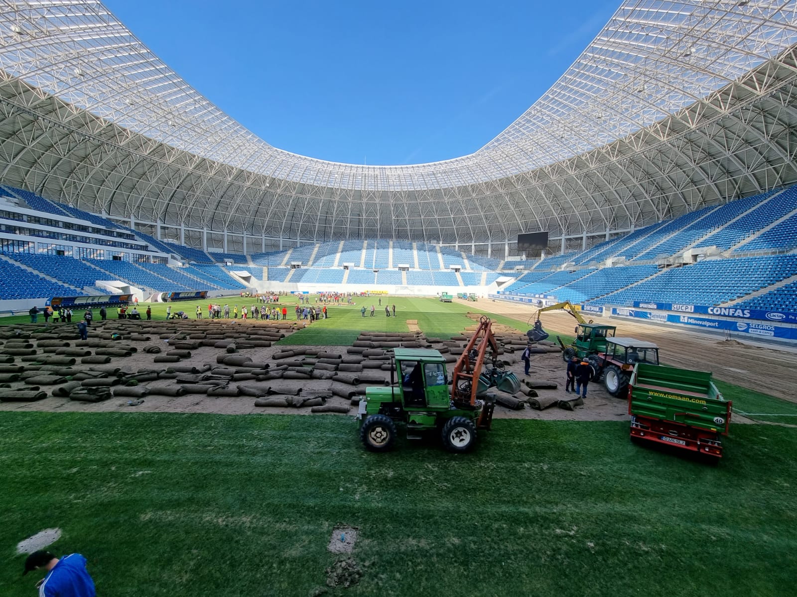 A început decopertarea gazonului de pe „Oblemenco“ – GAZETA de SUD