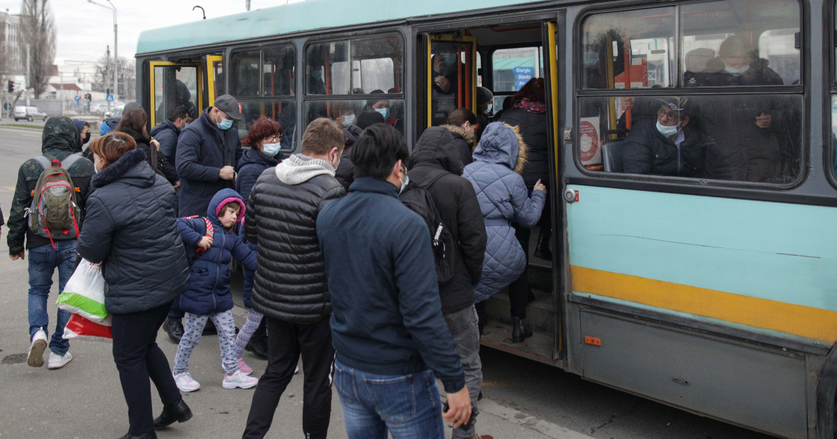 Autobuze și tramvaie suplimentate în București începând de luni. Cele 48 de linii de transport unde cursele vor fi mai frecvente